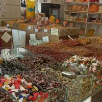 فروشنده خانم آجیل فروشی