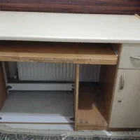 میز تحریر و کامپیوتر