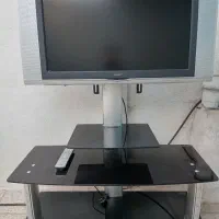 فروش یک دستگاه ال سی دی ۳۲ اینچ به همراه میزش