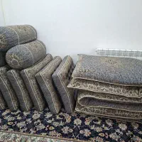 شش عدد پشتی سنتی و سه بالشت زیر دستی و سه عدد تشک