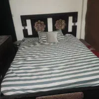 تخت دو نفره تمیز با تشک و بالشت و کیسه بوکس