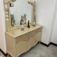 آینه و کنسول کرم رنگ