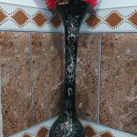 گلدان شیشه ای کنار سالنی