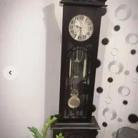 ساعت کنار سالنی ایستاده