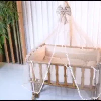 تخت کنار مادر گهواره