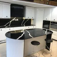 استاد کار ماهر کوارتز کورین