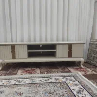 میز و تلویزیون و تخت دو نفره با پاتختی