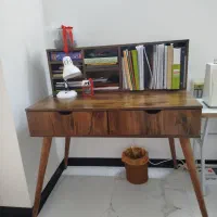 میز مطالعه با پایه‌های تمام چوب