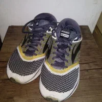 یک سری کفش کتونی