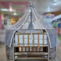 گهواره و تخت کنار مادر