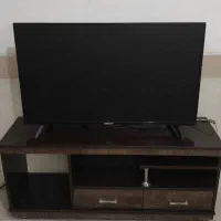 تلویزیون ۴۳اینچ دنای به همراه میز