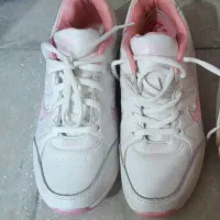 کفش اسپورت و کلاسور