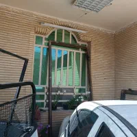 پنجره ساختمان . خانه