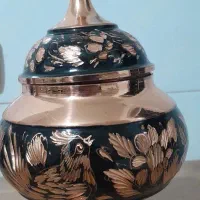 تعدادی وسایل برنجی یک جفت طاووس شکلات خوری