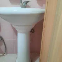 روشویی پایه دار با شیر