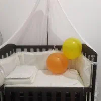 تخت گهواره ای به همراه تشک وبالشت وتوری دوروزی شده|تخت و صندلی بچه|مشهد, هفده شهریور|دیوار