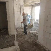 دوتا کارگر یه بنا سفت کار
