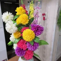 گل مصنوعی به همراه گلدان