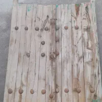در چوبی قدیمی ۱۰۰ساله خیلی سنگینه
