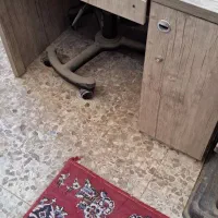 میز و صندلی پیشخوان مغازه جادار و سالم