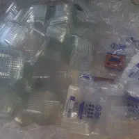 ظرف پلاستیکی کوچک و قاشق چایخوری نو