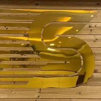 کارگر ماهر در کرکره برقی