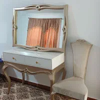 میز آرایش همراه با آینه و صندلی