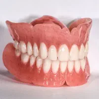 یک نفر بیمار بی دندان کامل جهت گذاشتن دندان مصنوعی