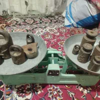 ترازو دو کفه همراه با وزنه