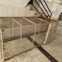 قفس بزرگ مرغ و خروس و پرنده