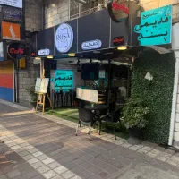 کارمند خاند جهت آماده سازی ساندویچ