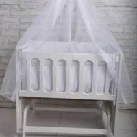 تخت کنار مادر خیلی تمیزه در حد نو