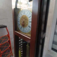 ساعت دیواری و گنجه چوبی سالم