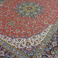تخت خواب آهنی و فرش قدیمی|تخت و سرویس خواب|قم, امامزاده ابراهیم|دیوار