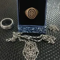 انگشتر و گردنبند