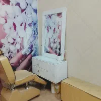 دوعدد آینه  و میز مناسب ارایشگاه