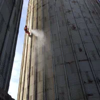 کاردر ارتفاع نماشویی عایق نانو نقاشی پیچ و رولپلاک|خدمات پیشه و مهارت|رشت, بلوار گیلان|دیوار