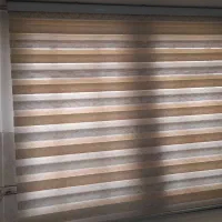 پرده کرکره ای و میز برنجی