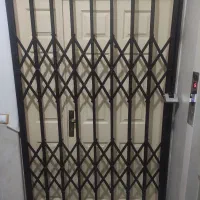 درب ورودی آپارتمان همراه کرکره آکاردیونی