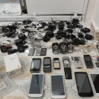 تعدادی موبایل و شارژر