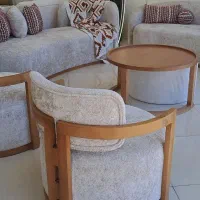 به یک فروشنده خانم یا اقا در نمایشگاه مبلمان