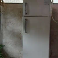 یخچال فروشی دوطبقه زیر یخچال مقداری رنگ پریده شده