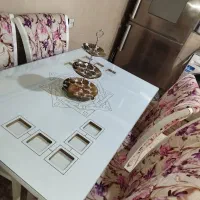 میز غذاخوری و درخت مصنوعی