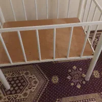 تخت نوزاد کنار مادر و روروئک در حد نو