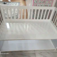 تخت کنار مادر ام دی اف