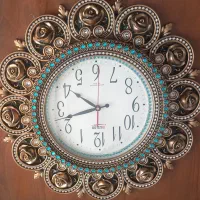 ساعت دیواری بسیار زیبا کارکرده ولی سالم
