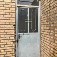 درب آهنی و پنجره