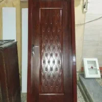 درب اتاق چوبی با چهار چوب چوبی تمیز در حد نو