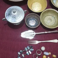 تعدادی سکه و  چند وسیله قدیمی عتیقه