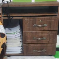 میز لپ تاپ،کامپیوتر،دوربین و کنار میز مدیریتی